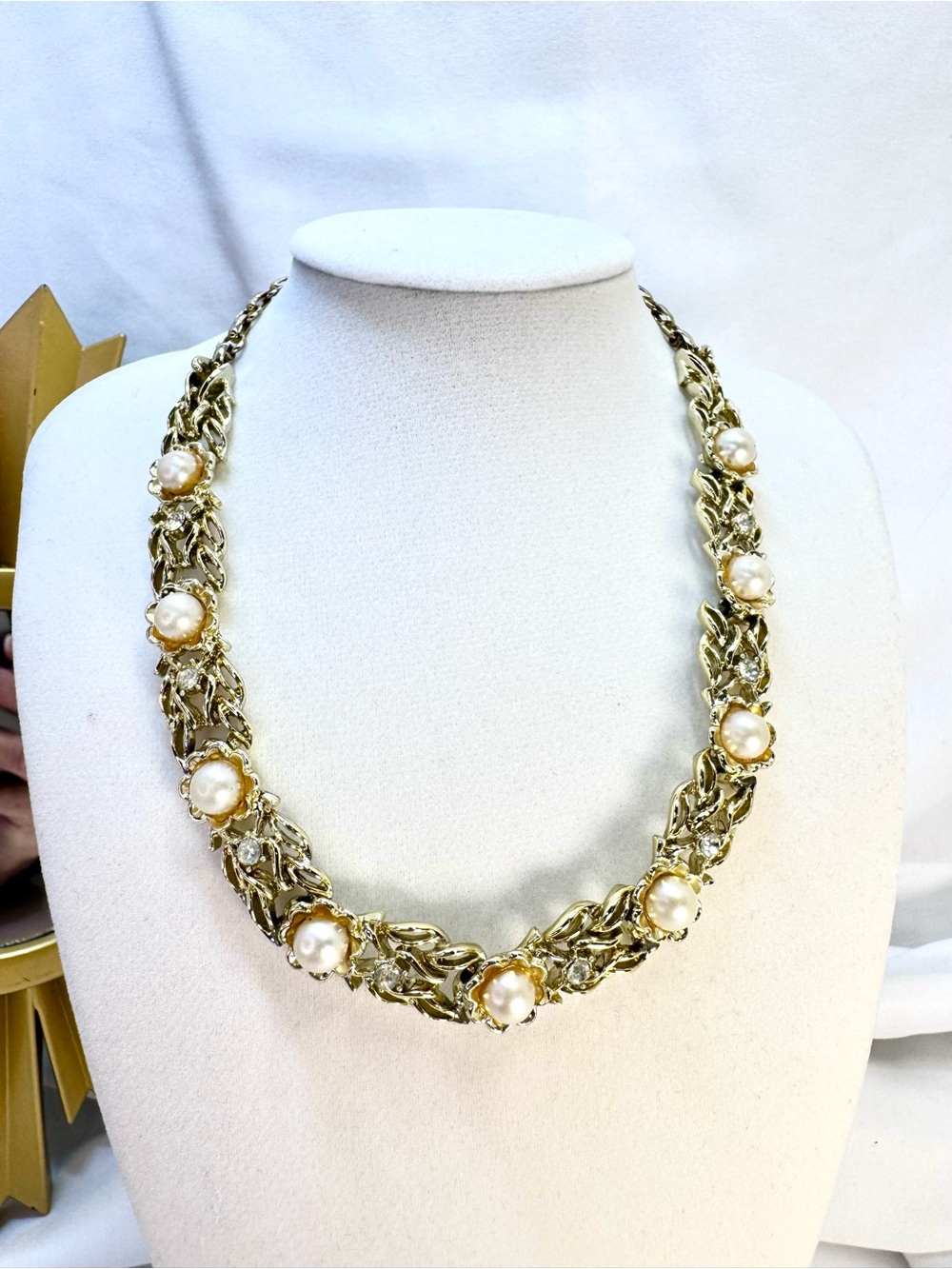 Vintage Coro gold tone and pearl necklace